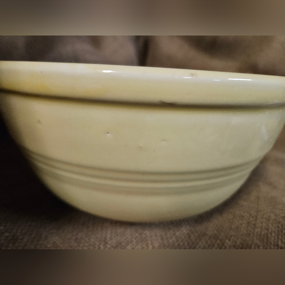 Vintage Sevilla 9 inch mixing or serving bowl - Picture 2 of 6